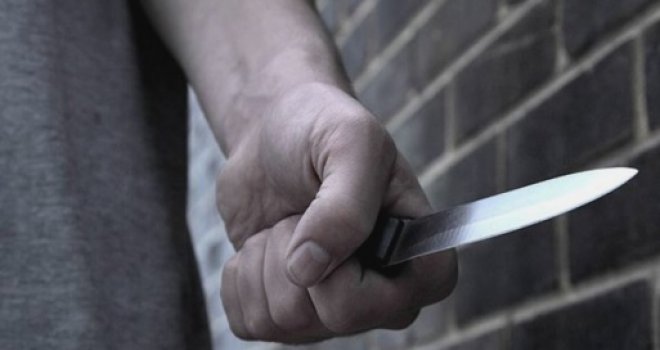 Krvavi sukob četvorice mladića u Doboju: Dobio nož u leđa zbog cure