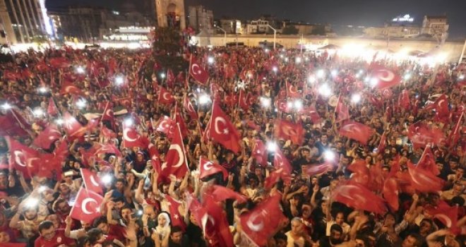Erdoganove pristaše slavile: Stanje je potpuno pod kontrolom, hiljade nosile zastavu 