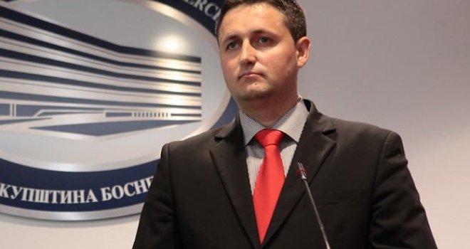 Denis Bećirović: Boga se bojimo puno, Vučića nimalo, Dodika k'o dorata svog!
