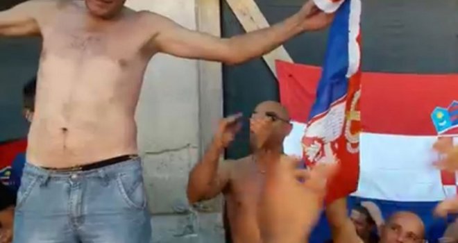 Razuzdano 'slavlje' u Kninu: Pijani mladići i djevojke uz zvuke Thompsona pale srpsku zastavu