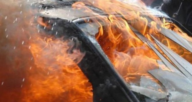 Na Grbavici u Sarajevu gorio automobil, vozilo potpuno uništeno