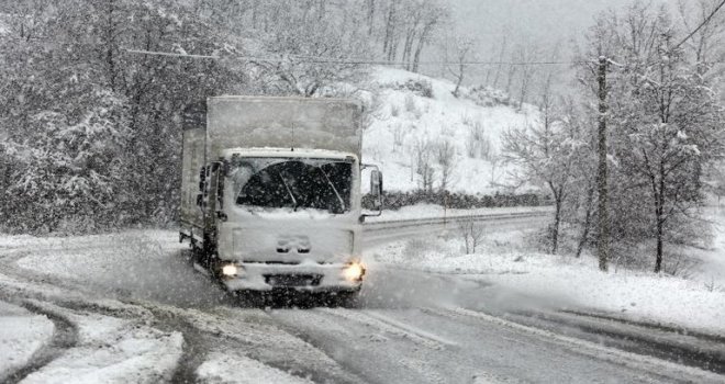 U BiH otežan saobraćaj zbog snježnih padavina: Odroni i slomljeno drveće na cesti