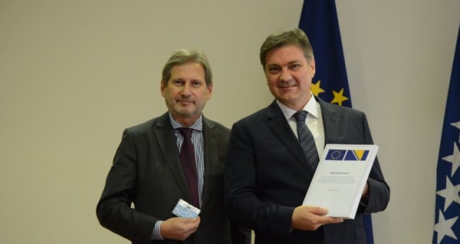 Hahn uručio Zvizdiću upitnik EU: BiH danas otvara novo poglavlje na putu u Evropsku uniju