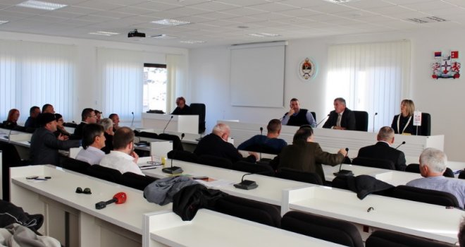Sijevale šake u bilećkoj Skupštini: Kolegu pogodio mikrofonom, a onda je počelo naguravanje...