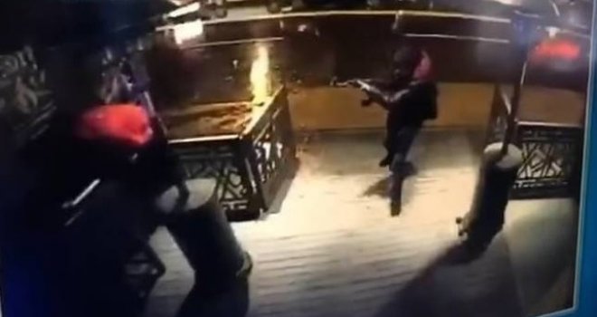 Procurio uznemirujući video: Snimljen trenutak kada napadač upada u noćni klub u Istanbulu i počinje da puca...