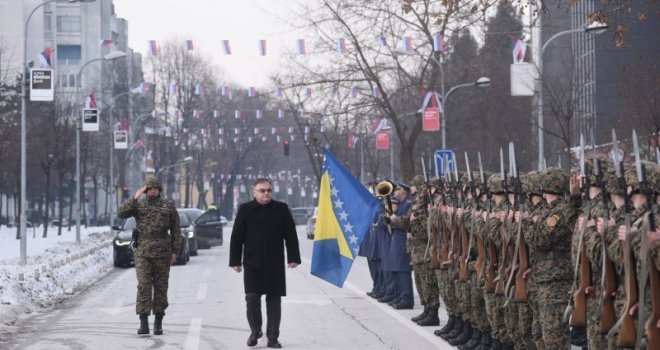 Oglušili se na upozorenje NATO Štaba u BiH: U Banjaluci ipak postrojen Treći pješadijski puk na proslavi 'Dana RS'