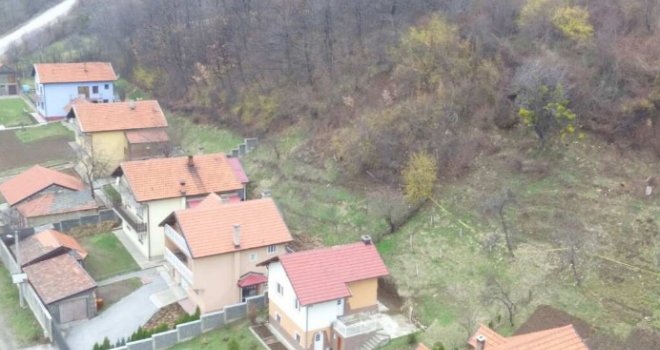 Aktiviralo se veliko klizište kod Kaknja: Ugroženo 11 kuća