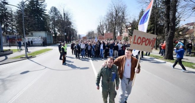 Radnici Željeznica RS-a uz uzvike 'Lopovi' i 'Ostavke' prošli ispred zgrade Vlade RS-a