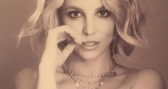 Procurio kućni uradak Britney Spears: U toplesu se zavodnički izvija i puši...