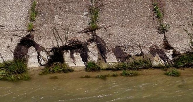 Neobična pojava u Tuzli: U rijeci Jali se pojavile naftne mrlje