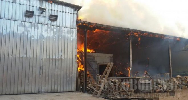 Izbio požar u pilani u sarajevskom naselju Briješće