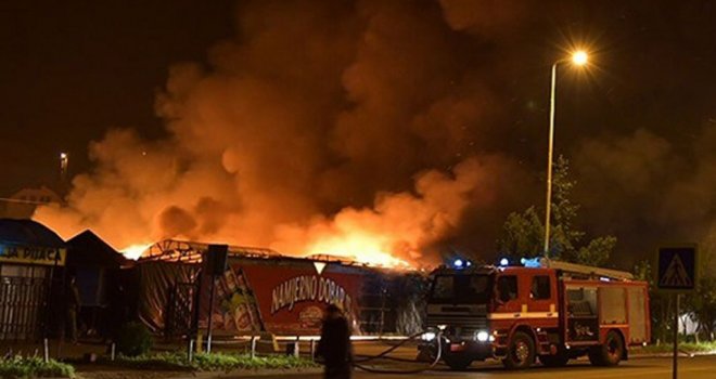U velikom požaru izgorjela Hametova pijaca u Tuzli, odjekivale eksplozije: Mnogi su ostali bez radnih mjesta