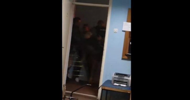 Šokantan snimak iz Policijske stanice u Vitezu: Specijalci brutalno pretukli uhapšenog
