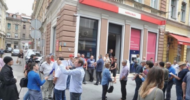 Tri i pol sata agonije u Addiko banci u Sarajevu: Dužnici napolje neće, a službenici ne mogu!