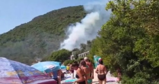 Horor sa crnogorskog primorja: Požar bukti tik do plaže, avioni u naletu gase vatru, a turisti se kupaju...