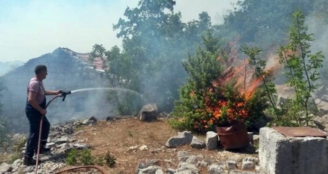 Požar u trebinjskom selu Orašje širi se prema minskom polju