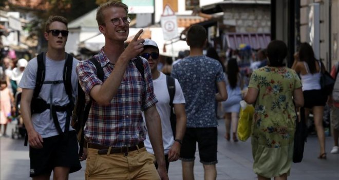 Ni vrelina im ne smeta: Sarajevske ulice preplavljene turistima iz cijelog svijeta, bašte kafića prepune...
