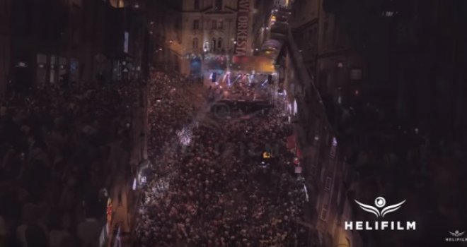 Zakrčena Titova ulica: Pogledajte kako je sinoć izgledao centar Sarajeva dok 'Plavi orkestar' izvodi svoj veliki hit... 