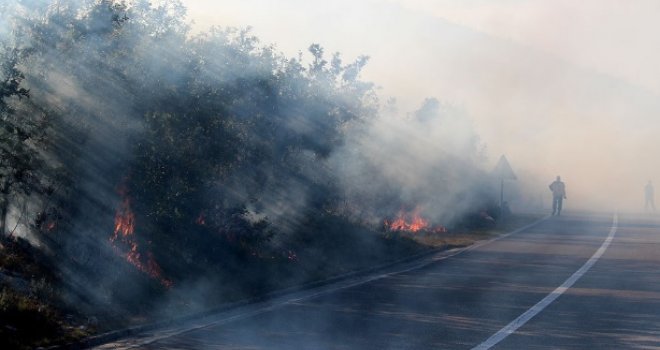 Vatra u Hercegovini i dalje bukti, ali su požari pod kontrolom