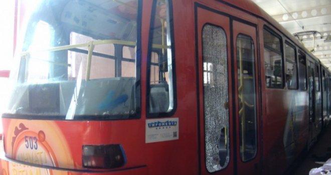 Traži se nepoznati putnik, nogom skršio vrata: Ko razbija stakla na sarajevskim tramvajima?!