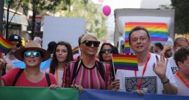 Dok Sarajevom bjesni oluja, u Beogradu 'dugine boje': Jelena Karleuša otvorila Paradu ponosa, izbio prvi incident...  