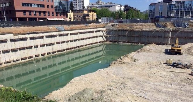 Počinje izgradnja podzemne garaže u centru Banjaluke: Na mjestu rupe i doskorašnje močvare