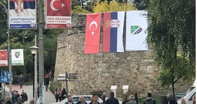 Euforija u Novom Pazaru pred dolazak Erdogana: Turske zastave, natpisi dobrodošlice, bilbordi...