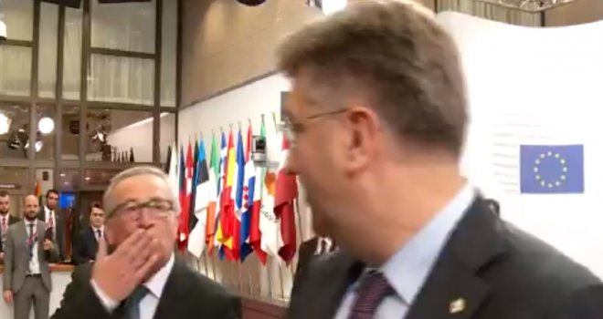 Pogledajte gdje je Juncker štipnuo Plenkovića tokom intervjua, a onda...
