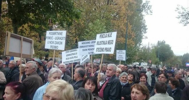 Više hiljada penzionera na protestima u Sarajevu: Hitna pomoć interveniše, podršku im došao pružiti i jedan glumac