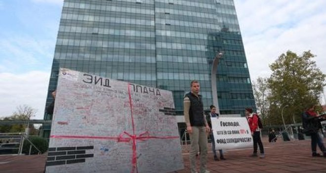 Policija ponovo reagovala: Spriječila Restartovce da ministarki Davidović poklone 