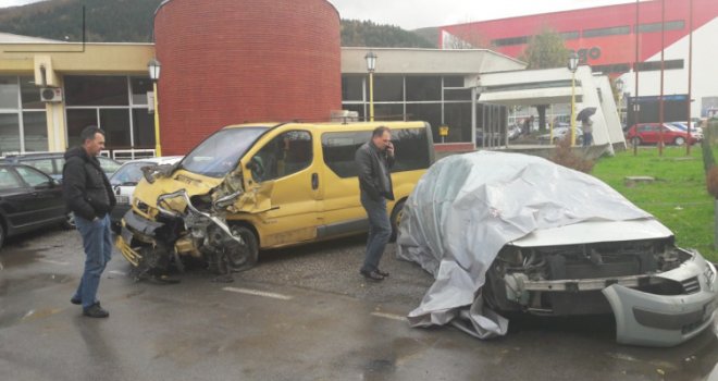 Teška saobraćajna nesreća kod Ustikoline: Jedna osoba poginula, deset lakše i teže povrijeđeno
