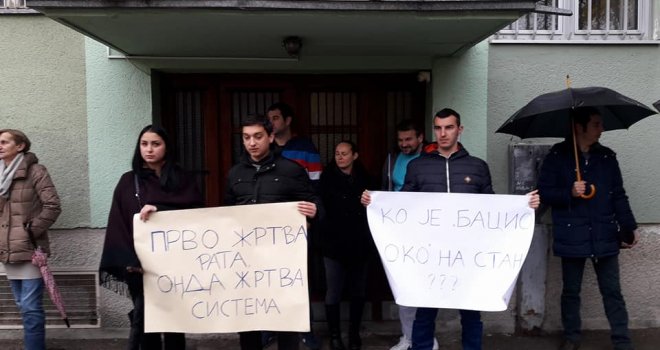 Nekada žrtva rata, a sada sistema: Odložena deložacija u centru Banjaluke, podršku pružili “ReStart” i hrvatski poslanik