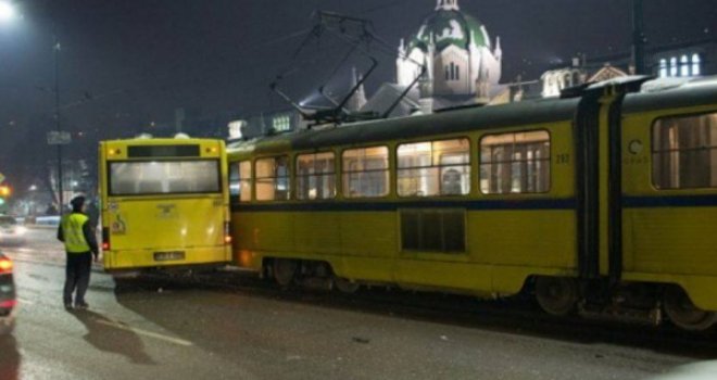 Nesreća u Sarajevu: Sudarili se tramvaj i autobus Centrotransa