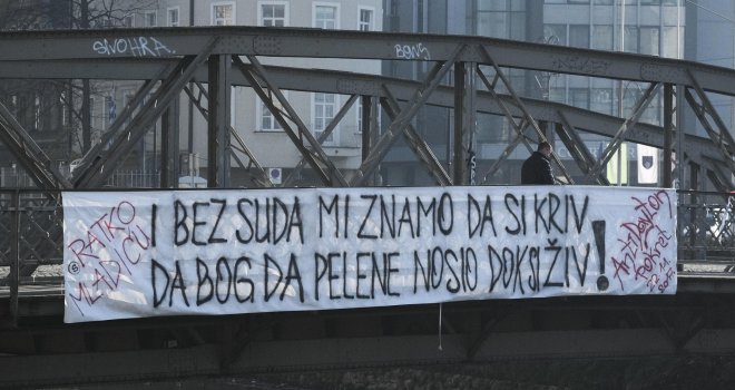 Transparent u Sarajevu: Mladiću, i bez suda mi znamo da si kriv!