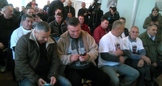 Na Sokocu počeo skup podrške Mladiću: Prisutni političari, bivši borci i veliki broj građana