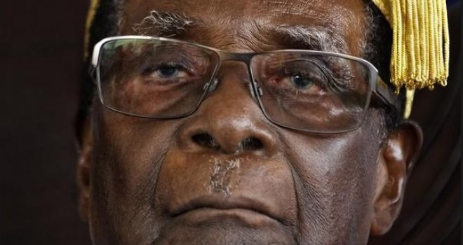 Suza suzu stiže: Robert Mugabe rasplakao se što je morao predati vlast nakon 37 godina!
