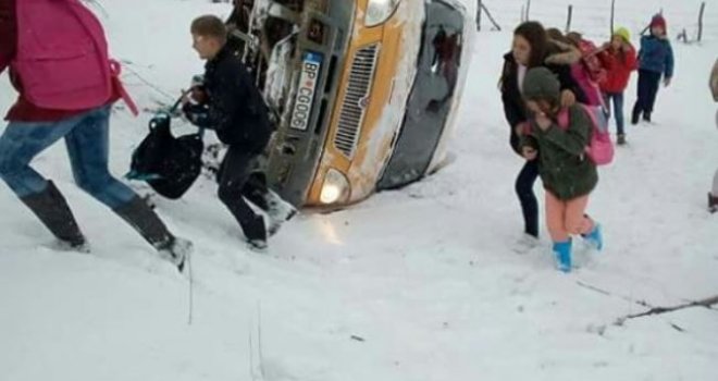 Roditelji bijesni: Djecu poslije udesa poslali da sami pješače do kuća, išli po mećavi i po 7 kilometara