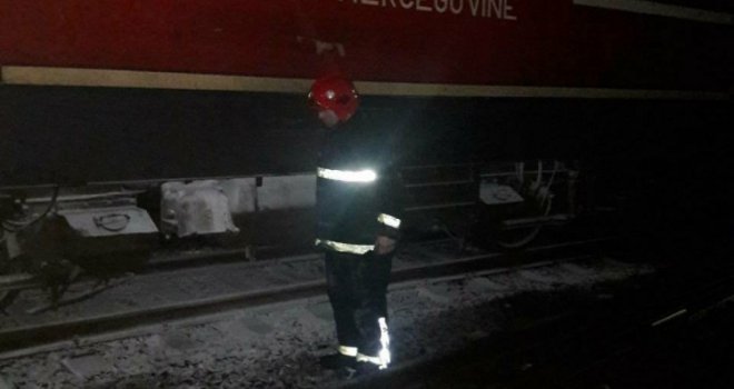 Buktinja na pruzi: Izgorjela lokomotiva kod Konjica, požar teško lokaliziran