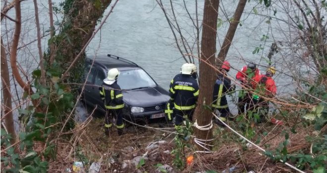 Automobil iznenada zaplesao na putu, a potom sletio u rijeku: Vozač iz Vrbasa izvukao ženu i djecu
