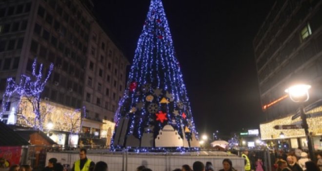 Afera s preskupom božićnom jelkom trese Beograd: Društvene mreže gore, gradski oci pod pritiskom