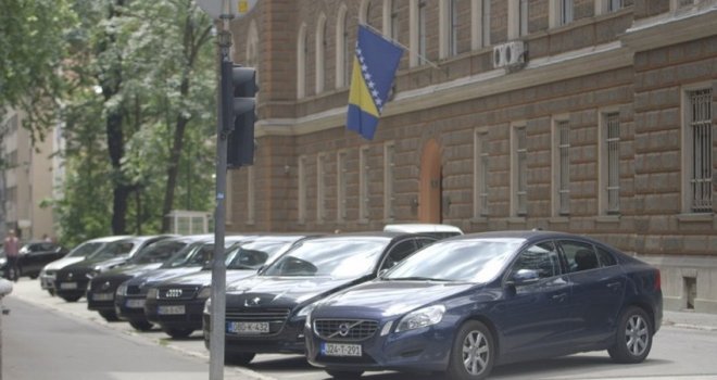 Dok su građani sve siromašniji, institucije BiH ove godine potrošile deset miliona KM na službene limuzine!