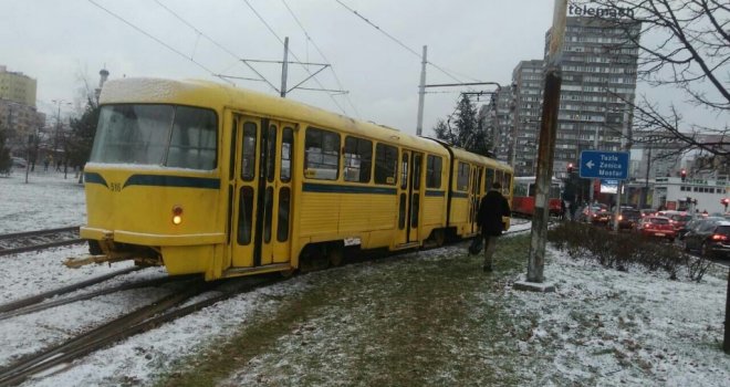 Kolaps gradskog prevoza: Zbog kvara tramvaji ne voze na relaciji Skenderija - Baščaršija, na Ilidži zaleđeni kablovi napravili problem