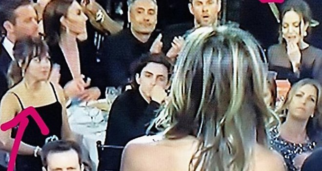 Najneugodniji trenutak večeri: Izraz lica mlade glumice dok Angelina Jolie ignoriše Jennifer Aniston je neprocjenjiv
