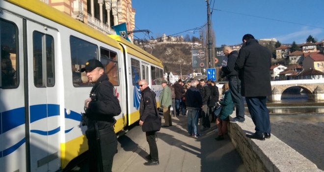 Može li se u Sarajevu uvesti besplatan gradski prijevoz: Čini se kako sunce obasjava grad, ali ta slika je lažna...