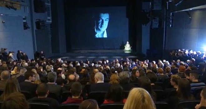 Neviđen aplauz i ovacije od 15 minuta na komemoraciji preminulom Nebojši Glogovcu: 'Stari moj, sve mi nedostaje...'