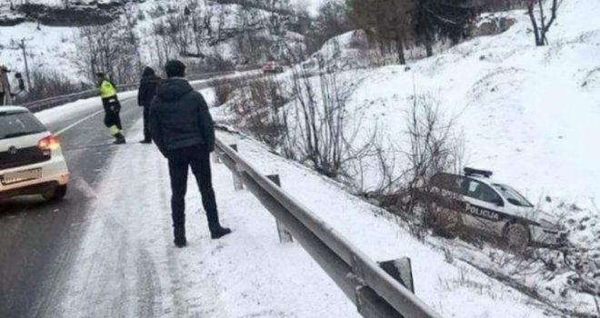 Nesreća kod Sarajeva: Policajci sletjeli u kanal zbog neprilagođene brzine?