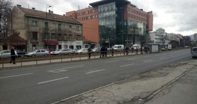 Mladić pretučen na tramvajskoj stanici u Sarajevu dok je branio sugrađanina od nasilnika