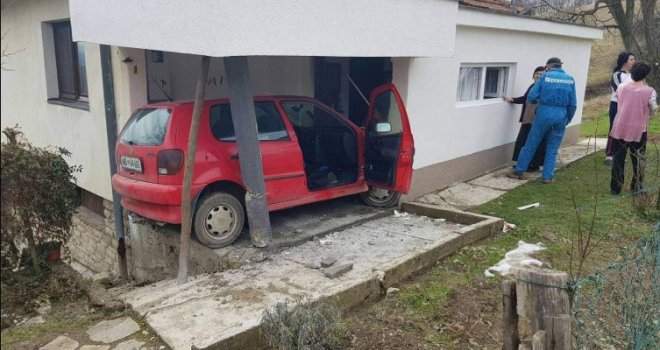 Saobraćajna nesreća kod Gračanice: Izgubila kontrolu nad vozilom i uletjela u kuću
