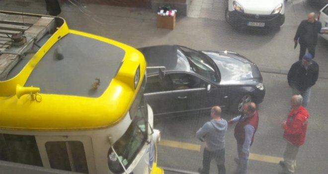 Sudar tramvaja i automobila izazvao velike gužve u centru Sarajeva