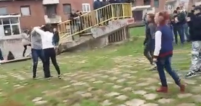 Učenice ugovorile tuču u centru grada, ostali navijali i snimali: Policija intervenisala, škola nemoćna...
